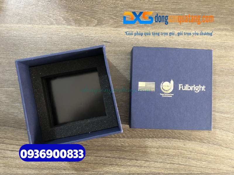 Hộp đựng Adapter du lịch ép kim vàng logo Đại học Fulbright Việt Nam