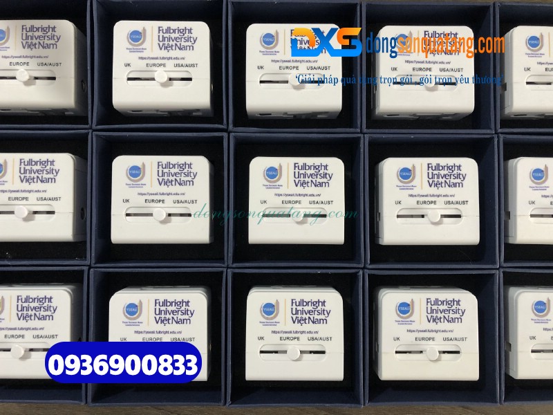 Adapter du lịch in logo Đại học Fulbright Việt Nam