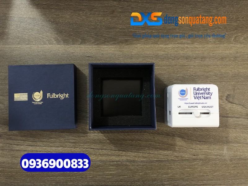 Adapter du lịch in logo Đại học Fulbright Việt Nam