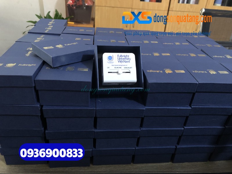 Hộp đựng Adapter du lịch ép kim vàng logo Đại học Fulbright Việt Nam