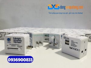 Adapter du lịch in logo Đại học Fulbright Việt Nam