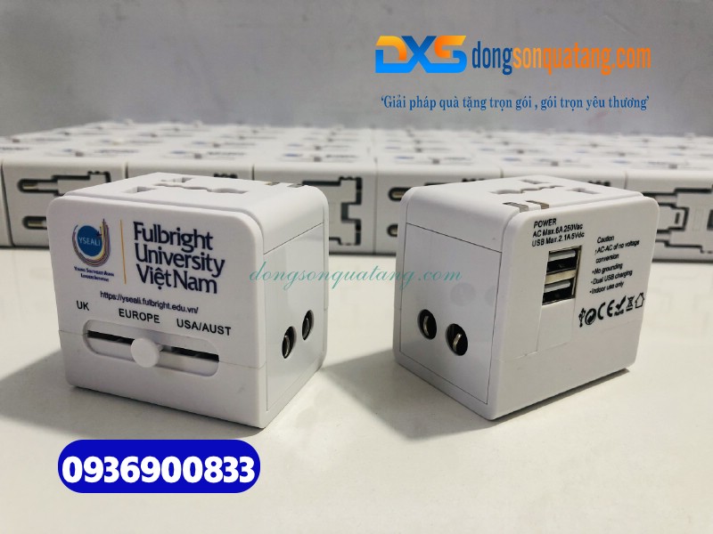 Adapter du lịch in logo Đại học Fulbright Việt Nam