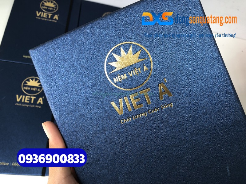 Sổ Tay Dán Gáy A5 Gập 2, Kẹp Dây Thun Màu Xanh - Ép Kim Vàng Logo Cao Cấp Cho Khách Hàng Công Ty Nệm Việt Á