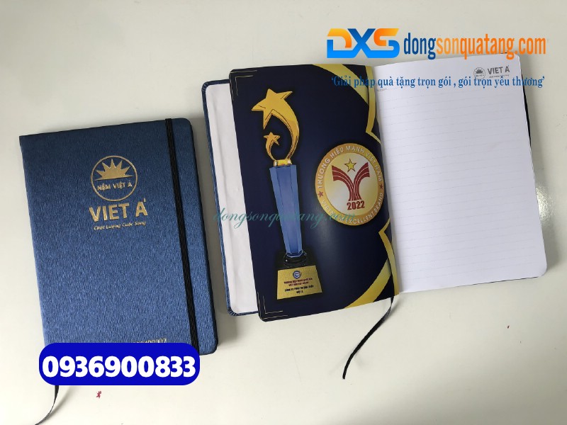 Sổ tay dán gáy màu xanh , kẹp chun , ép kim vàng logo Công Ty Nệm Việt Á 