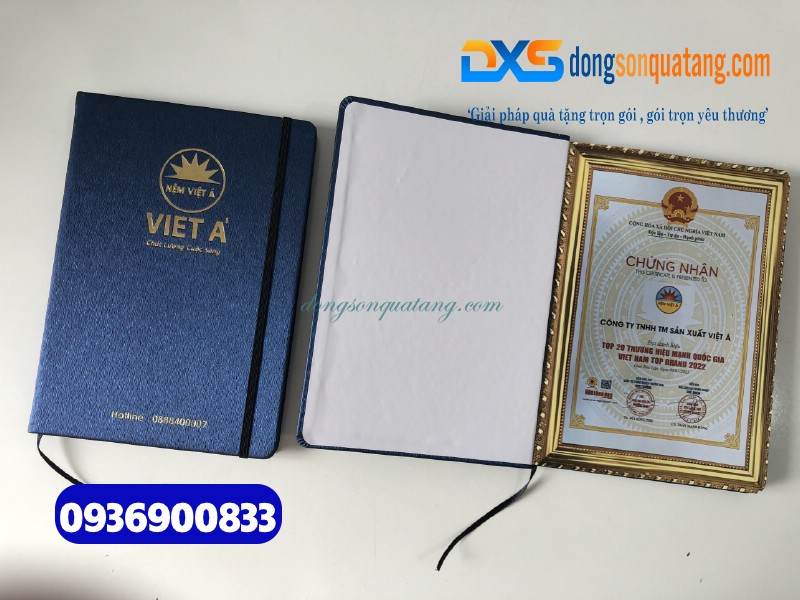 Sổ tay dán gáy màu xanh , kẹp chun , ép kim vàng logo Công Ty Nệm Việt Á 