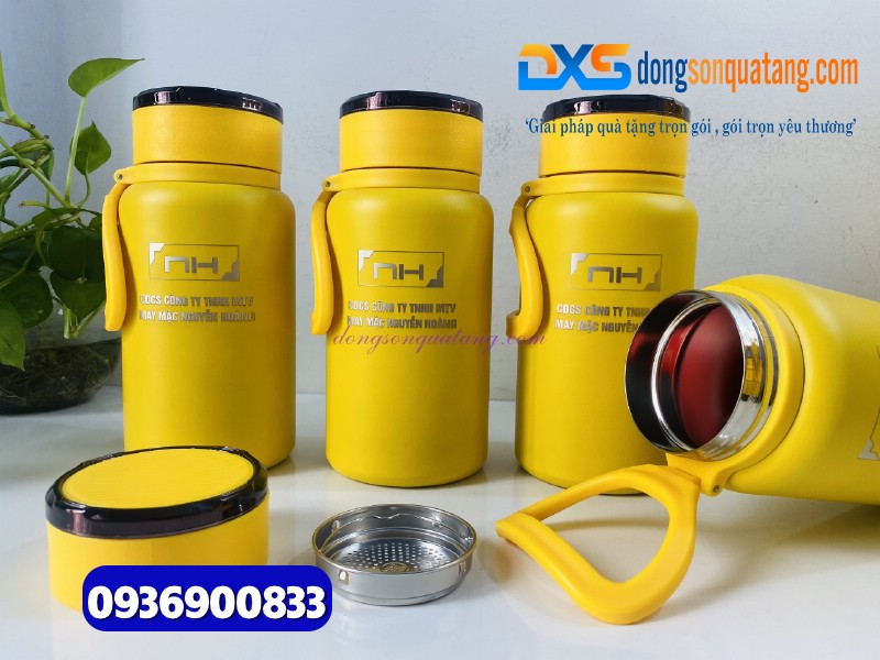 Bình giữ nhiệt 1000ml Màu vàng Có quai xách Khắc logo Công ty May mặc NGUYỄN HOÀNG
