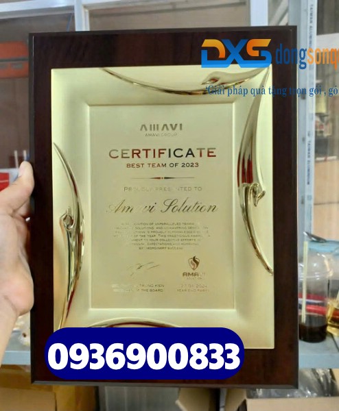 Bảng vinh danh cá nhân xuất sắc mạ vàng in tên và logo Công Ty 