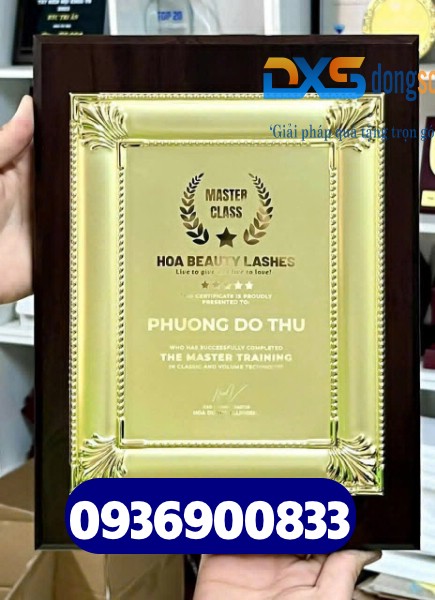 Bảng vinh danh cá nhân xuất sắc mạ vàng in tên và logo Công Ty 