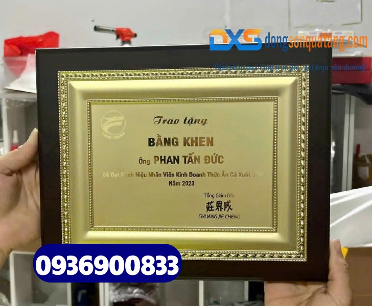 Bảng vinh danh cá nhân xuất khung gỗ , mạ vàng , in tên slogan Công Ty
