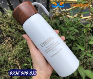 Bình giữ nhiệt nắp vân gỗ quai xách màu trắng in khắc logo Trường UTH