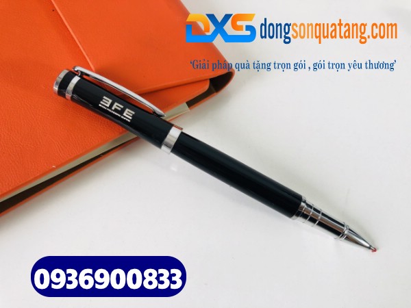 Bút ký kim loại cao cấp - BKX 014 - Màu đen bóng khắc logo EFE Bút ký kim loại cao cấp - BKX 014 - Màu đen bóng khắc logo EFE