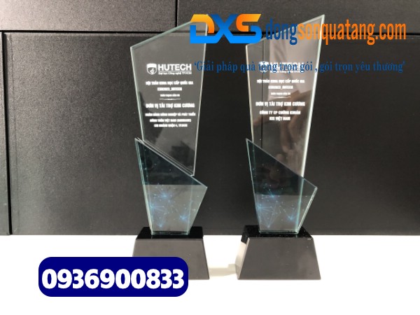 Cúp pha lê vác 45 in logo làm quà tặng Nhân Viên 