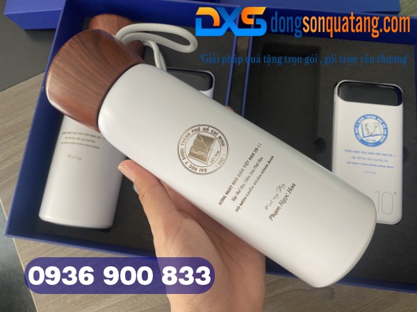 Bình giữ nhiệt nắp vân gỗ màu trắng khắc logo làm quà tặng