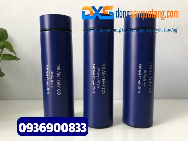 Bình giữ nhiệt màu xanh in khắc tên và nội dung làm quà tặng thầy giáo