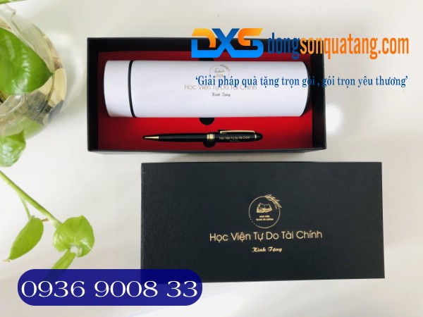 ComBo Bình Giữ Nhiệt + Bút Xoay Kim Loại In Khắc Logo Học Viện Tự Do Tài Chính ComBo Bình Giữ Nhiệt + Bút Xoay Kim Loại In Khắc Logo Học Viện Tự Do Tài Chính
