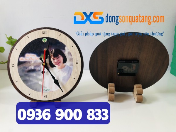 Đồng Hồ Gỗ Để Bàn Cao Cấp In Khắc Logo Bệnh Viện Nhi Đồng 2 Ngày Báo Chí Đồng Hồ Gỗ Để Bàn Cao Cấp In Khắc Logo Bệnh Viện Nhi Đồng 2 Ngày Báo Chí