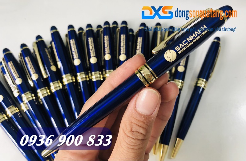 Bút ký kim loại xoay kèm khoen vàng 