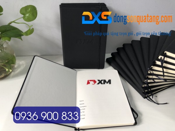Sổ Da Dán Gáy A5 Kẹp Chun Màu Đen In Logo Thương Hiệu XM 