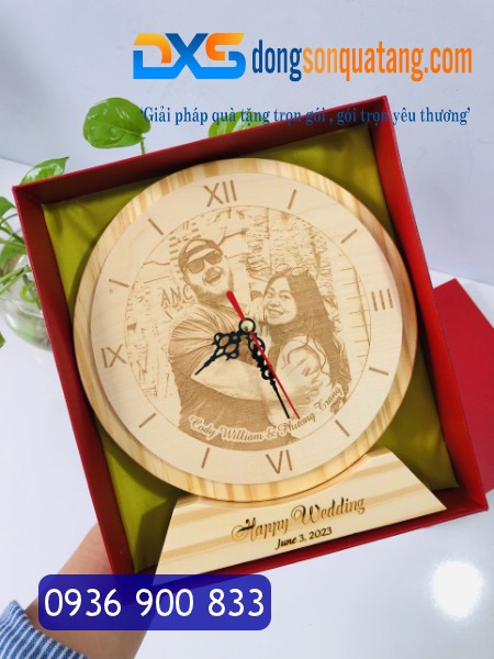 Quà Tặng Người Yêu 14/2 - Đồng Hồ Gỗ Để Bàn Khắc Hình Ảnh Cặp Đôi 