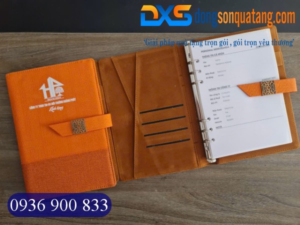 Sổ Tay Da Bìa Còng Pu In Logo Doanh Nghiệp Màu Cam A5 Khóa Cài Nam Châm Gập 2