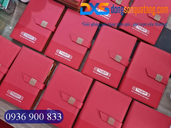 Sổ Da Bìa Còng Pu Ép Kim Bạc Logo THIBIDI Màu Đỏ A5 KHóa Cài Nam Châm