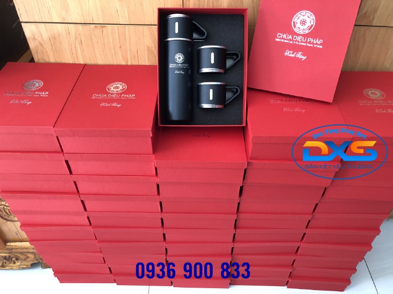 Bình Nước Giữ Nhiệt Quà Tặng Kèm 2 Cốc Khắc Logo Chùa Diệu Pháp Bình Thạnh 