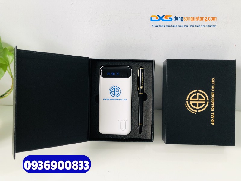 Set quà hội nghị Đoàn ( Pin sạc dự phòng + Bút kim loại)-SQX 011 | In ấn nội dung & Logo Đoàn làm quà tặng Set quà hội nghị Đoàn ( Pin sạc dự phòng + Bút kim loại)-SQX 011 | In ấn nội dung & Logo Đoàn làm quà tặng