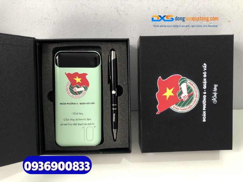 Set quà hội nghị Đoàn ( Pin sạc dự phòng + Bút kim loại)-SQX 011 | In ấn nội dung & Logo Đoàn làm quà tặng Set quà hội nghị Đoàn ( Pin sạc dự phòng + Bút kim loại)-SQX 011 | In ấn nội dung & Logo Đoàn làm quà tặng