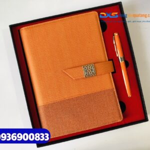 Set quà tặng ( Sổ tay gập 2 + Bút kim loại )-SQX 007 - In logo làm quà tặng dành cho Nhân Viên