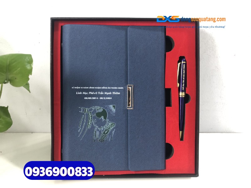 Set quà tặng doanh nghiệp ( Sổ tay bìa còng + bút kim loại )-SQX 006 Set quà tặng doanh nghiệp ( Sổ tay bìa còng + bút kim loại )-SQX 006