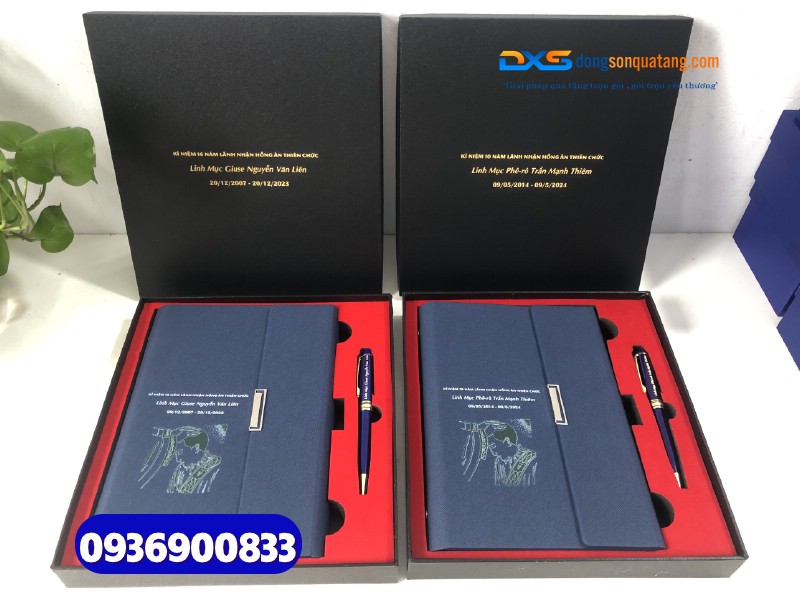 Set quà tặng doanh nghiệp ( Sổ tay bìa còng + bút kim loại )-SQX 006 Set quà tặng doanh nghiệp ( Sổ tay bìa còng + bút kim loại )-SQX 006