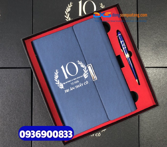 Set quà tặng doanh nghiệp ( Sổ tay bìa còng + bút kim loại )-SQX 006 Set quà tặng doanh nghiệp ( Sổ tay bìa còng + bút kim loại )-SQX 006