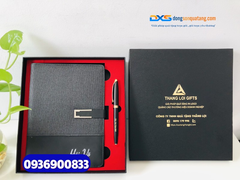 Set quà tặng doanh nghiệp ( Sổ tay bìa còng + bút kim loại )-SQX 006 Set quà tặng doanh nghiệp ( Sổ tay bìa còng + bút kim loại )-SQX 006