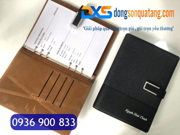 SDX 008 - Sổ Da In Tên Màu Đen A5 Bìa Còng Khóa Cài Nam Châm Làm Quà Tặng SDX 008 - Sổ Da In Tên Màu Đen A5 Bìa Còng Khóa Cài Nam Châm Làm Quà Tặng