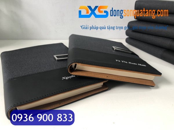 SDX 008 - Sổ Da In Tên Màu Đen A5 Bìa Còng Khóa Cài Nam Châm Làm Quà Tặng SDX 008 - Sổ Da In Tên Màu Đen A5 Bìa Còng Khóa Cài Nam Châm Làm Quà Tặng