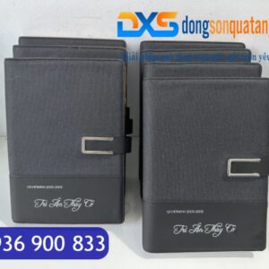 SDX 008 - Sổ Da In Tên Màu Đen A5 Bìa Còng Khóa Cài Nam Châm Làm Quà Tặng