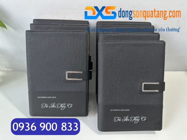 SDX 008 - Sổ Da In Tên Màu Đen A5 Bìa Còng Khóa Cài Nam Châm Làm Quà Tặng SDX 008 - Sổ Da In Tên Màu Đen A5 Bìa Còng Khóa Cài Nam Châm Làm Quà Tặng