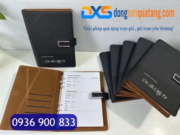 SDX 008 - Sổ Da In Tên Màu Đen A5 Bìa Còng Khóa Cài Nam Châm Làm Quà Tặng SDX 008 - Sổ Da In Tên Màu Đen A5 Bìa Còng Khóa Cài Nam Châm Làm Quà Tặng