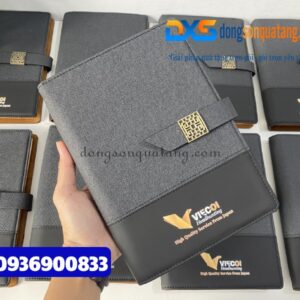 Sổ tay bìa còng da gấp 2 màu đen , in logo hình ảnh Công Ty VIECOI