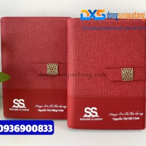 Sổ tay bìa da pu gập 2 , màu đỏ , khóa cài nam châm - In logo Công Ty , tên , thông điệp