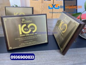 Bảng vinh danh gỗ in hình logo Quán Bụi Group