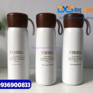 Bình giữ nhiệt Nắp gỗ - In khắc logo và nội dung Trường UTH