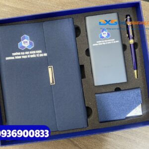 Set quà tặng hội nghị cấp cao cuối năm ( Sổ tay bìa còng + Bút kim loại + Pin sạc dự phòng + Hộp namecard ) - SQX 017 | In logo Trường ĐH Bách Khoa