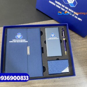 Set quà tặng hội nghị cấp cao cuối năm ( Sổ tay bìa còng + Bút kim loại + Pin sạc dự phòng + Hộp namecard ) - SQX 017 | In logo Trường ĐH Bách Khoa