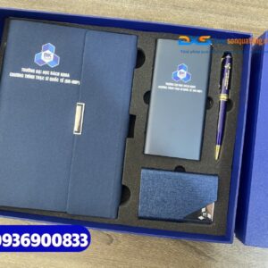 Set quà tặng hội nghị cấp cao cuối năm ( Sổ tay bìa còng + Bút kim loại + Pin sạc dự phòng + Hộp namecard ) - SQX 017 | In logo Trường ĐH Bách Khoa