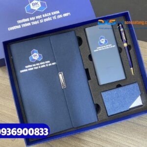 Set quà tặng hội nghị cấp cao cuối năm ( Sổ tay bìa còng + Bút kim loại + Pin sạc dự phòng + Hộp namecard ) - SQX 017 | In logo Trường ĐH Bách Khoa