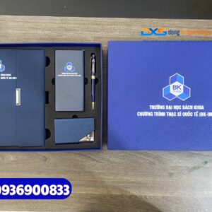 Set quà tặng hội nghị cấp cao cuối năm ( Sổ tay bìa còng + Bút kim loại + Pin sạc dự phòng + Hộp namecard ) - SQX 017 | In logo Trường ĐH Bách Khoa