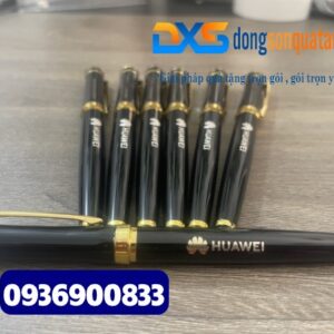 Bút kim loại cao cấp , khoen vàng , màu đen , nắp đẩy in khắc logo