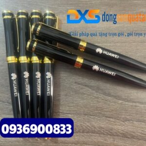 Bút kim loại cao cấp , khoen vàng , màu đen , nắp đẩy in khắc logo