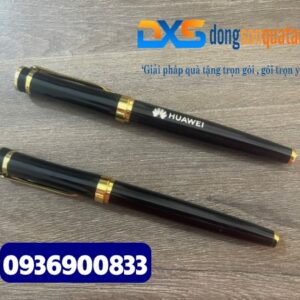 Bút kim loại cao cấp , khoen vàng , màu đen , nắp đẩy in khắc logo